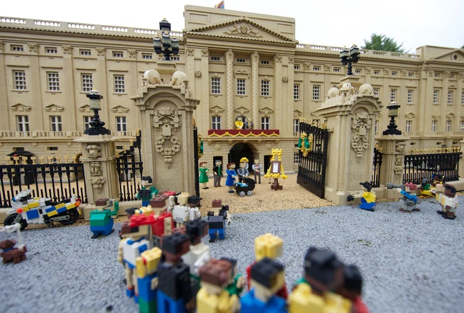 Okupljeni ispred Bakingemske palate i objava rođenja...