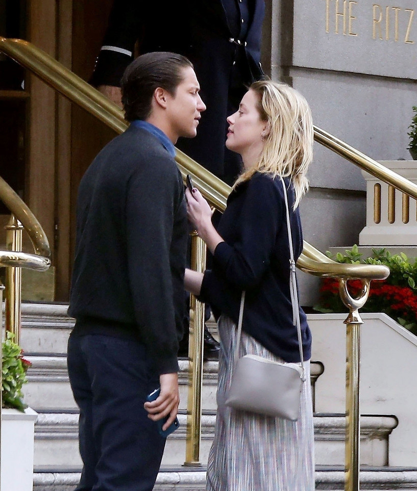 Vito Schnabel i Amber Heard całują się na ulicy