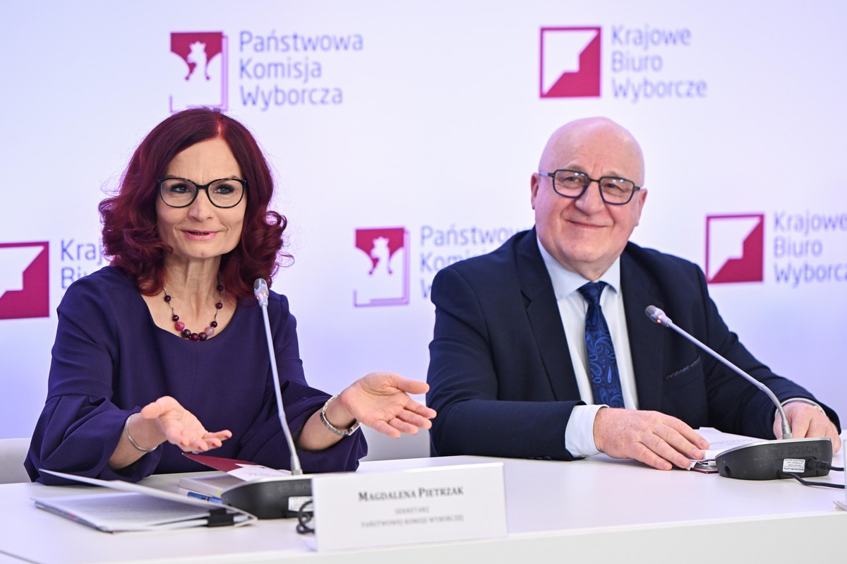 Wybory samorządowe 2024. Przewodniczący Państwowej Komisji Wyborczej Sylwester Marciniak (P) oraz sekretarz Państwowej Komisji Wyborczej, szefowa Krajowego Biura Wyborczego Magdalena Pietrzak (L) podczas konferencji prasowej w Warszawie PAP/Radek Pietruszka