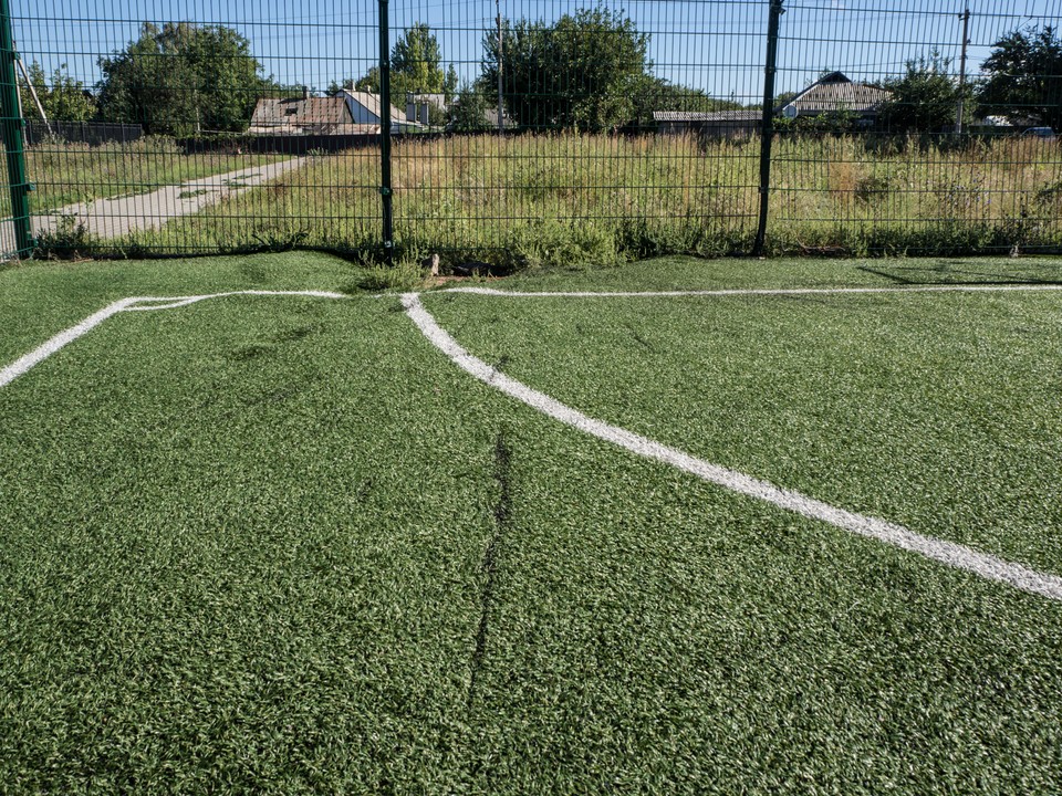 Boisko przy szkole nr 63. Ślady uderzenia pocisku