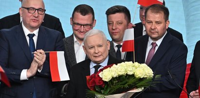 Kogo nie było przy Kaczyńskim na wieczorze wyborczym? Zabrakło znanych twarzy!