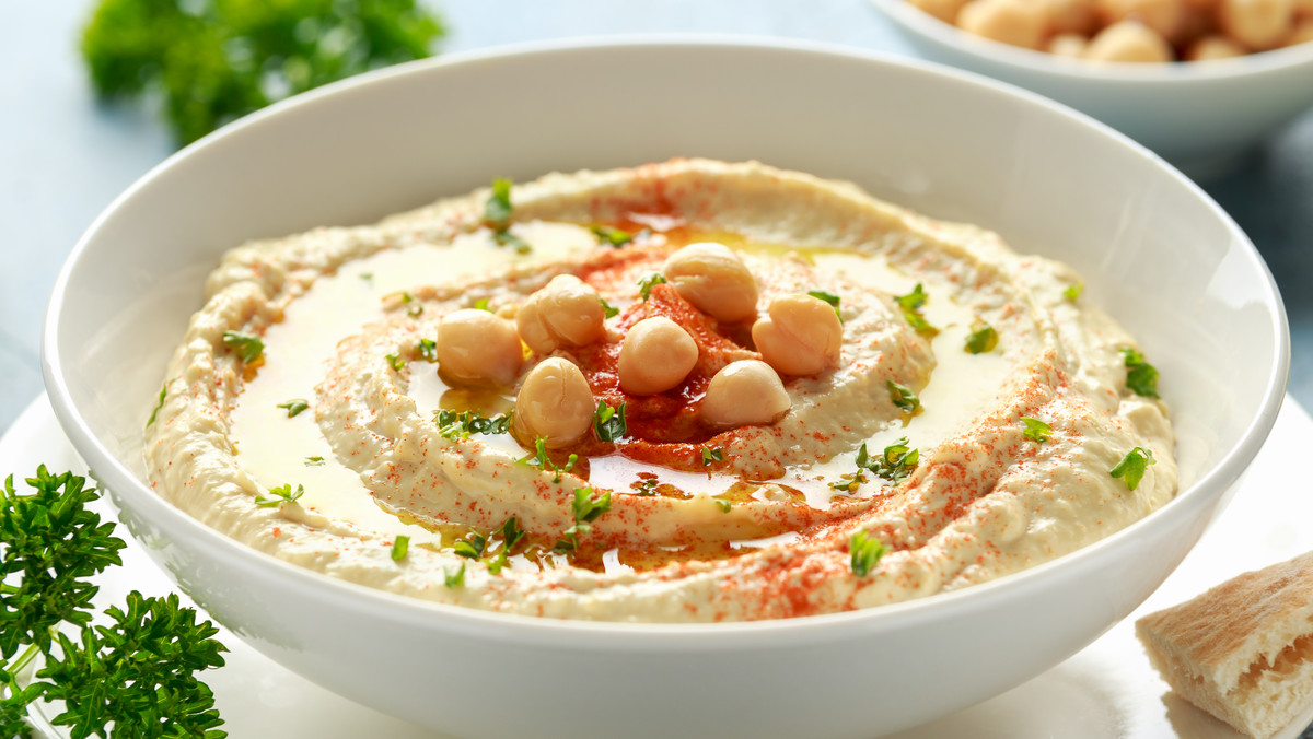 Hummus - trzy przepisy krok po kroku: klasyczny, z buraków i z bobu