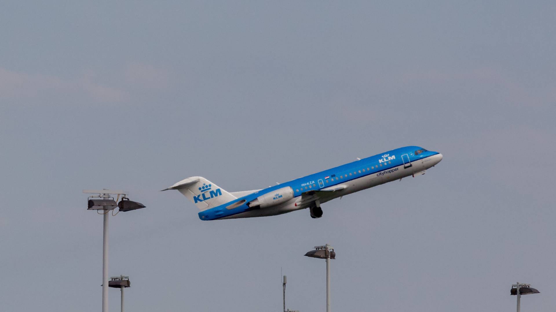 Linia lotnicza KLM wzywa klientów do rzadszego latania. "Lepiej wybrać podróż pociągiem"