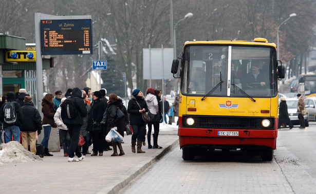 Autobus uderzył w latarnię. Kierowca nie żyje