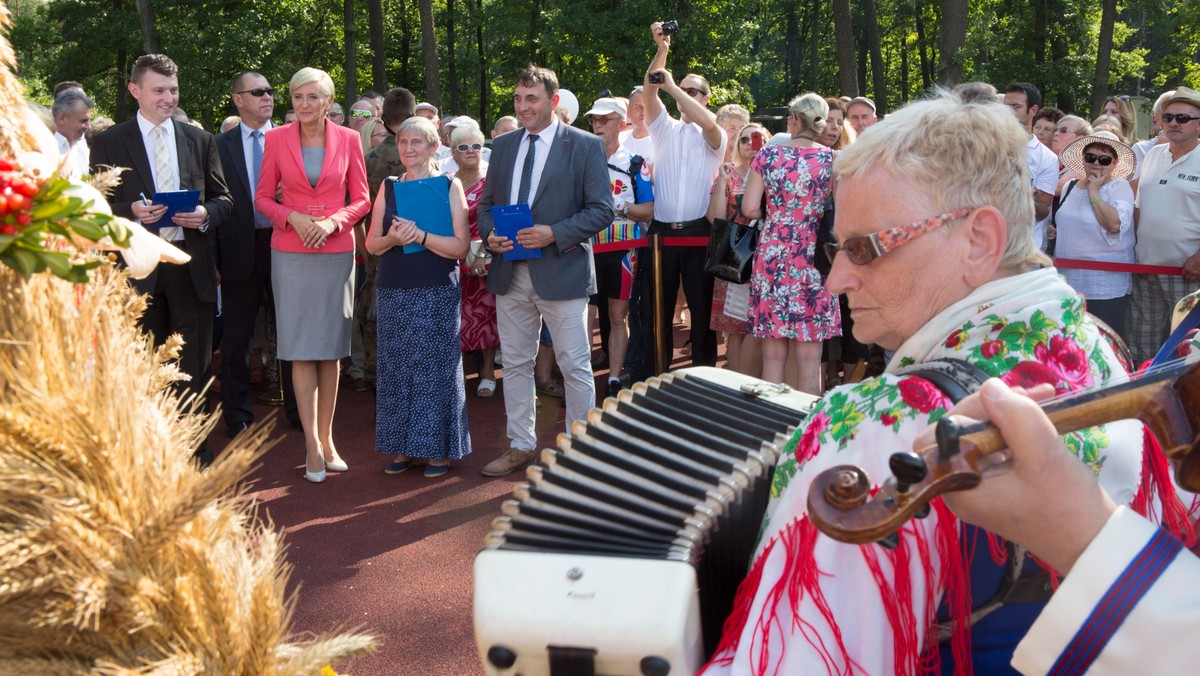 Msza święta z udziałem prezydenta Andrzeja Dudy z małżonką Agatą Kornhauser-Dudą odprawiona w Kaplicy Polowej AK w Spale rozpoczęła dziś Dożynki Prezydenckie. Tradycja spalskiego święta plonów sięga 20-lecia międzywojennego.