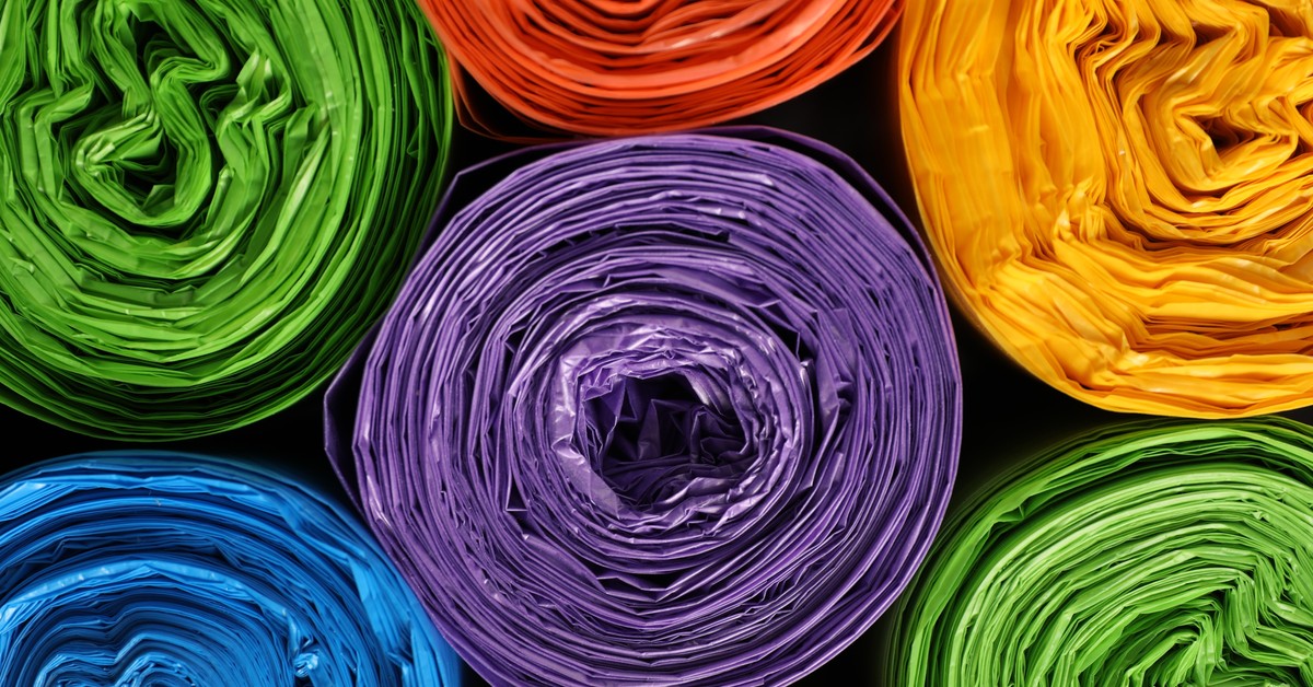 Od października właściciele nieruchomości dostaną nowy kolor worków na odpady (fioletowy). Będą odbierane raz na kwartał