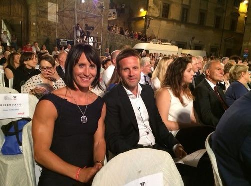 Marit Bjoergen w 'małej czarnej' zaprezentował swoje wielkie bicepsy