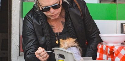 Mickey Rourke karmi pieska. Czułe gesty w restauracji