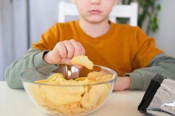 Az elhízás próblémája egyre több gyermeket érint, köszönhetően a helytelen táplálkozásnak és a mozgásszegény életmódnak. Az elhízás már gyermekkorban súlyos betegségeket okozhat, amely kihathat a csemeténk felnőtt életére is.