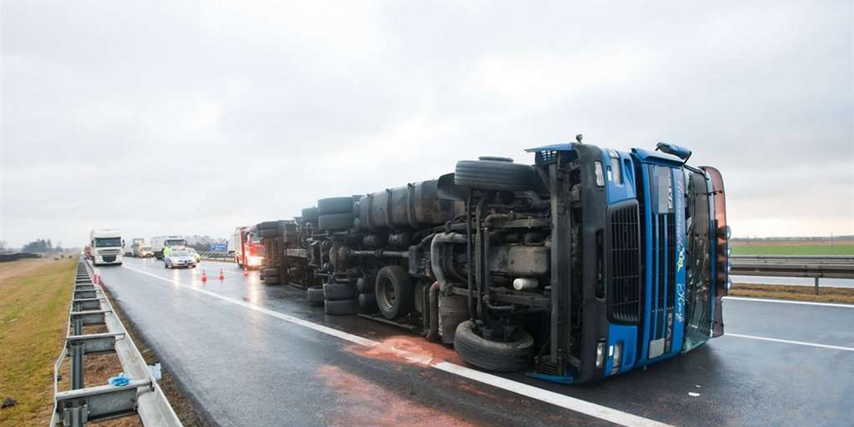 Ciężarówka zablokowała autostradę 