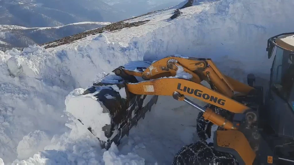 Teška mehanizacija pročistila puteve ka zavejanim selima na Goliji