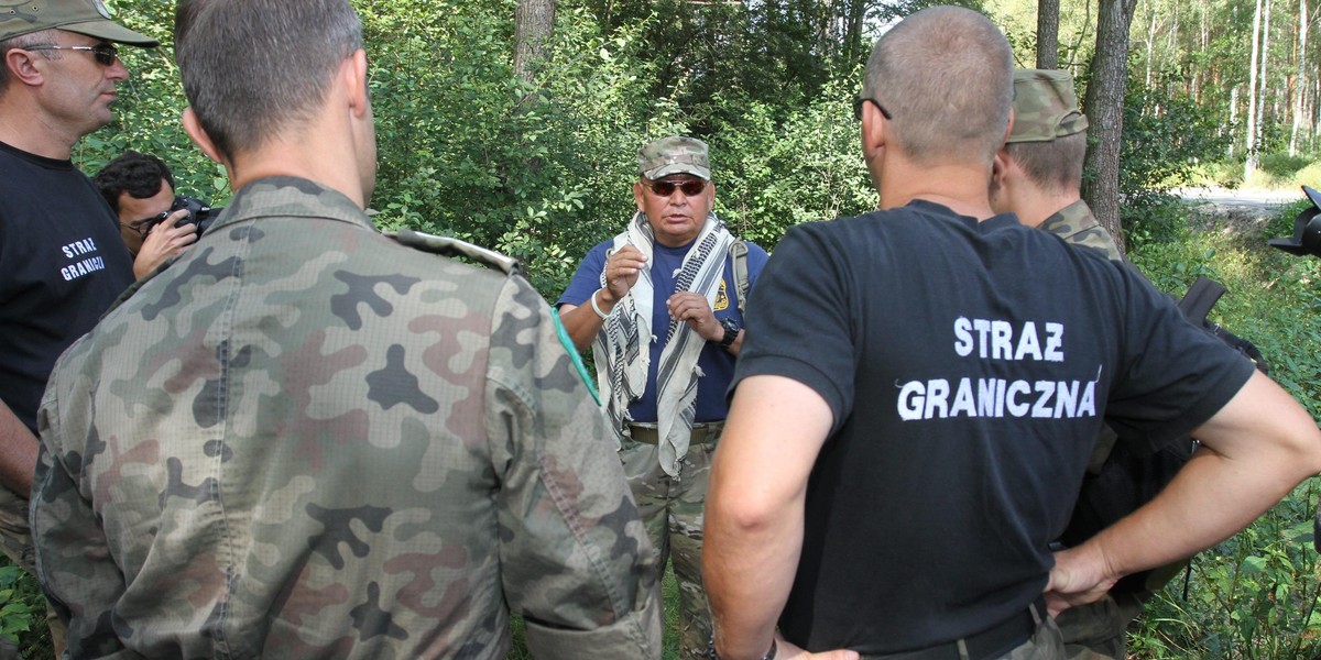 Metody Indian ze Straży Granicznej USA sprawdzają się także na polskiej granicy. Na zdjęciu Bryan Nez z plemienia Navajo podszas szkolenia funkcjonariuszy z Podkarpacia