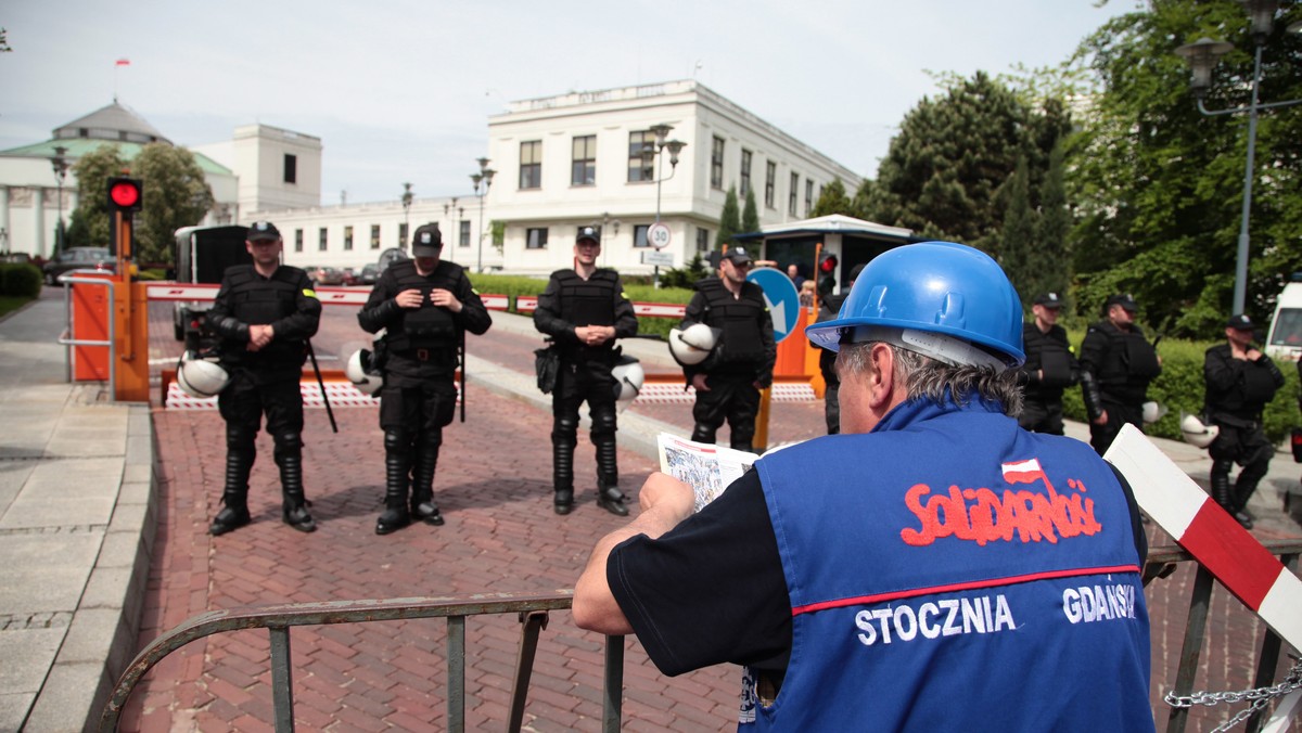 Dzisiejszy dzień był bardzo ważny dla milionów Polaków - w Sejmie przegłosowano reformę emerytalną, a na Wiejskiej protestowali przeciwko niej związkowcy z "Solidarności", którzy długo uniemożliwiali politykom opuszczenie gmachu sejmowego.