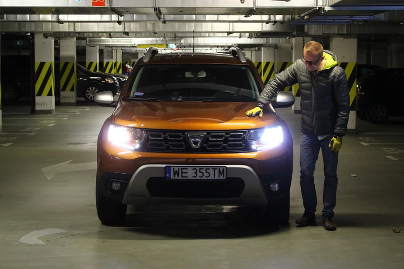 Przykład udanej aplikacji retrofitów LED w Dacii Duster: świecą lepiej niż żarówki, poziom oślepiania innych bez zmian