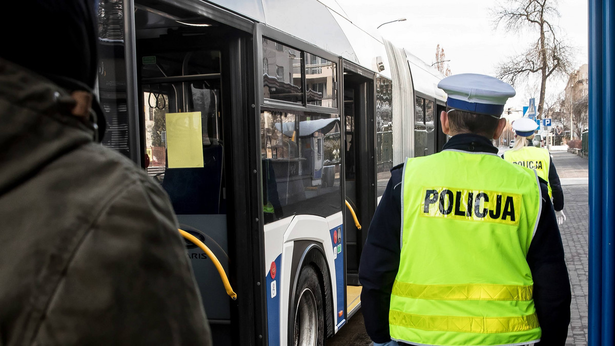 Bójka w krakowskim autobusie miejskim. Wszystko zaczęło się od "Barki"