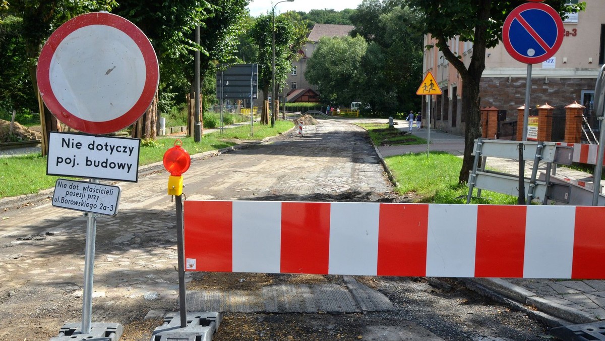 Dziś rozpoczął się drugi etap przebudowy ul. Borowskiego w Gorzowie. Planowane jest całkowite zamknięcie skrzyżowania ul. Dąbrowskiego z Borowskiego. To jedna z sześciu inwestycji drogowych, z którymi drogowcy chcą zdążyć przed zimą.