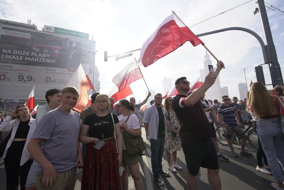 Tłum na rondzie Dmowskiego