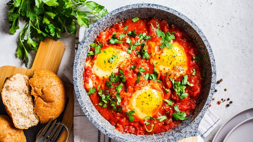 Szakszuka to dobry pomysł na zimowe śniadanie! Jajka i pomidory pomogą odzyskać siły po chorobie