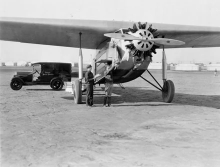 UPS staje się pierwszą firmą kurierską oferującą przesyłki lotnicze, rok 1929. (Fot. Chip.pl)