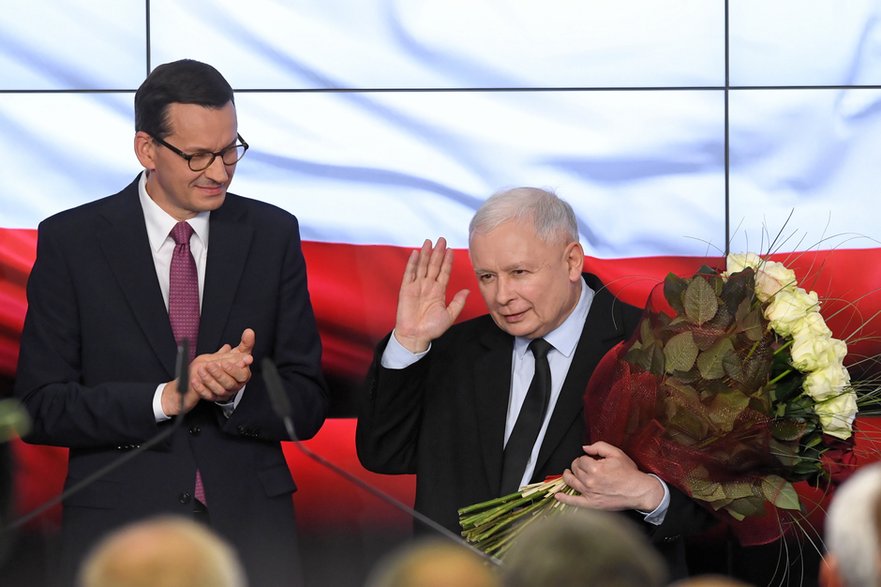 Prezes PiS Jarosław Kaczyński i premier Mateusz Morawiecki w sztabie wyborczym Prawa i Sprawiedliwości podczas ogłoszenia wyników exit poll wyborów parlamentarnych w 2019 r.