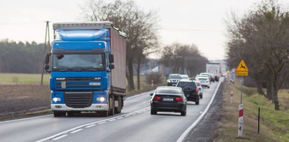 Zgorszenie w Obornikach. Czekał na odpowiedni moment, wyskakiwał z krzaków i...