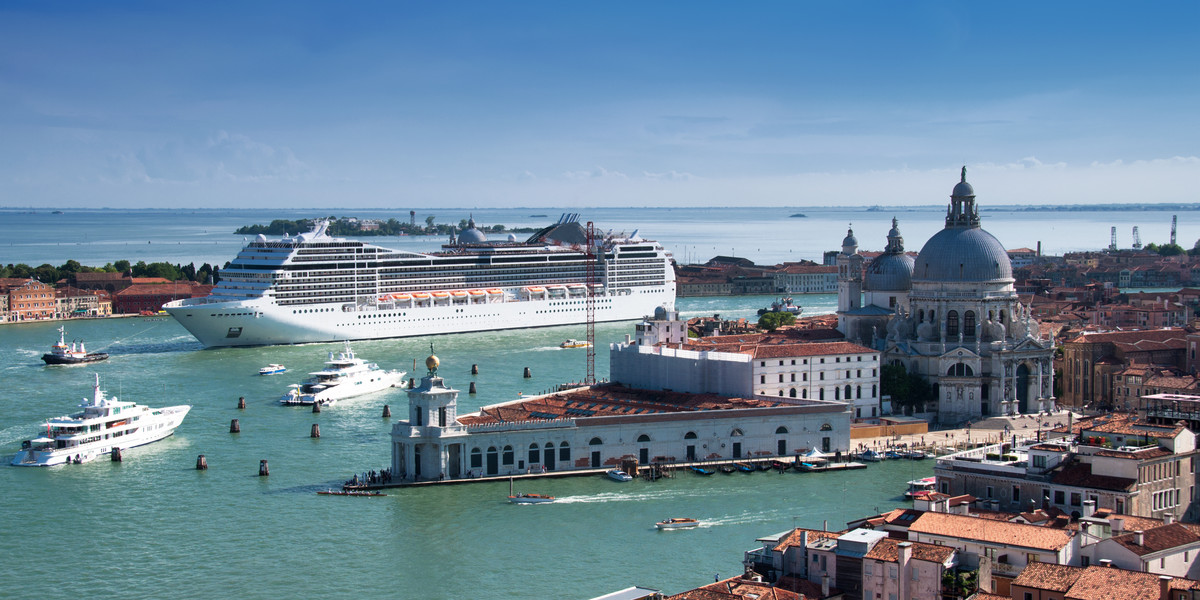 Statek wycieczkowy w Wenecji (zdjęcie ilustracyjne)