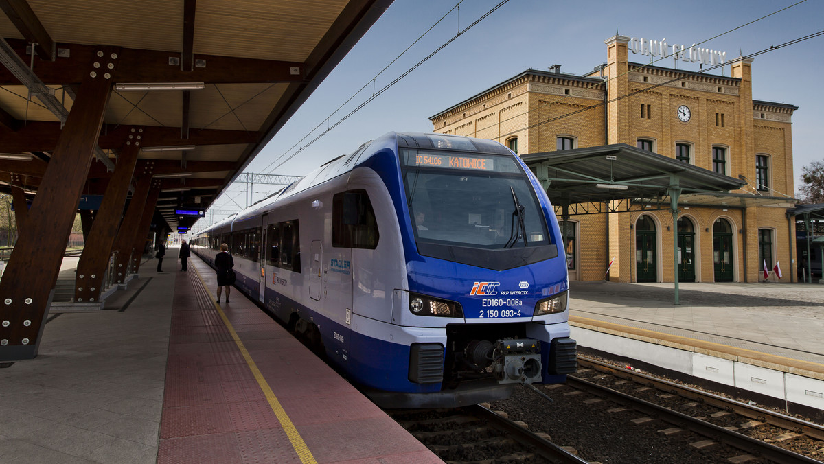 Ponad 7 mld zł przeznaczy PKP Intercity na modernizację i zakup taboru - poinformowała spółka. Pieniądze mają pochodzić m.in. z zasobów własnych spółki oraz z UE. Dodatkowo, w co najmniej 77 proc. pociągów ma być bezprzewodowy internet.