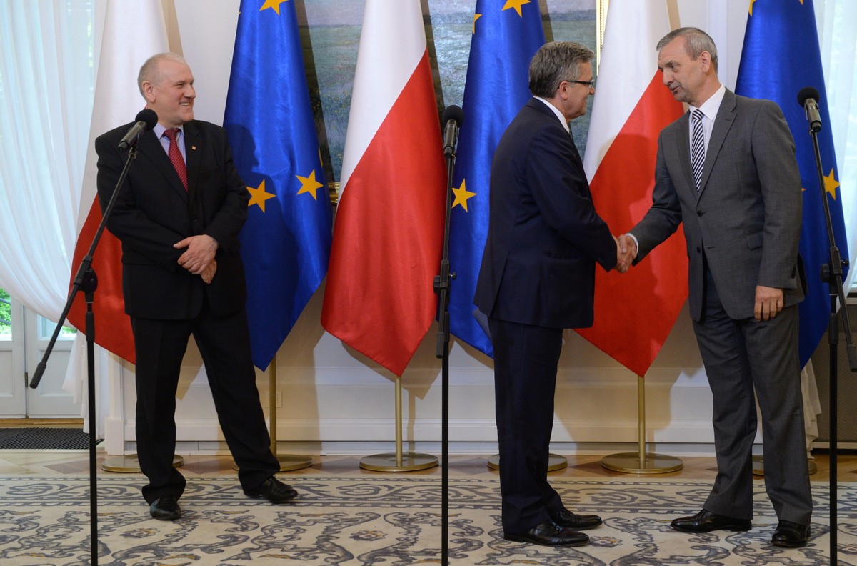 Przewodniczący OPZZ Jan Guz, prezydent Bronisław Komorowski, prezes ZNP Sławomir Broniarz podczas konferencji prasowej po spotkaniu prezydenta z przedstawicielami OPZZ i ZNP