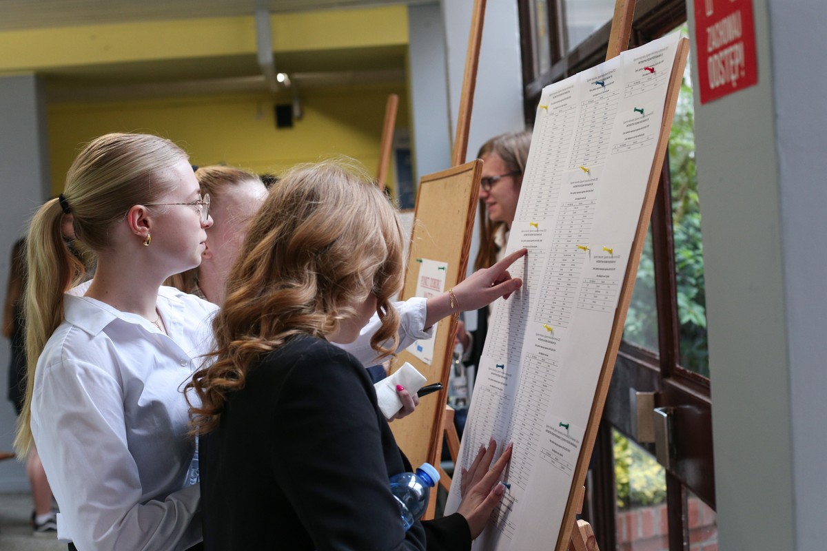 Matura 2024. Tegoroczni absolwenci liceów ogólnokształcących, techników i szkół branżowych II stopnia przystąpili o godzinie 9.00 do obowiązkowego pisemnego egzaminu z języka polskiego na poziomie podstawowym. PAP/Lech Muszyński