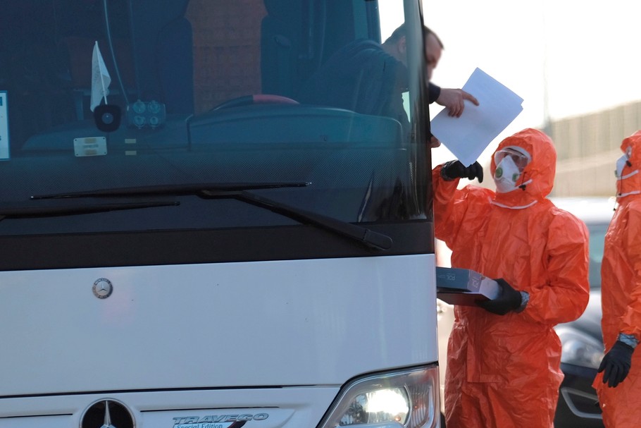 Kontrola sanitarna pasażerów autobusów wjeżdzających do Polski