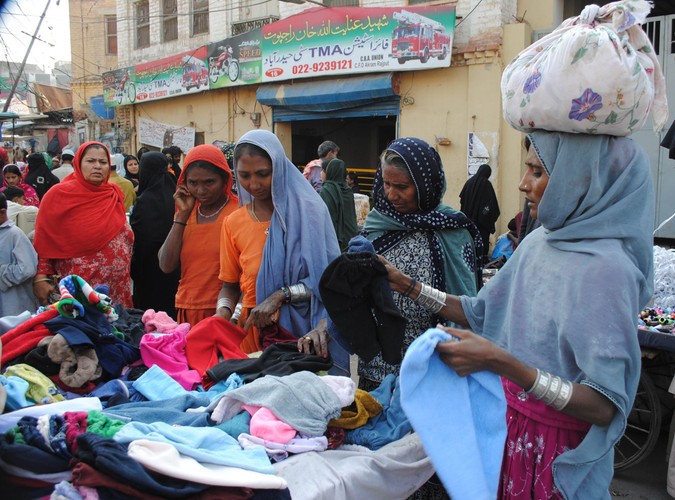 Stoisko z zimową odzieżą w Pakistanie