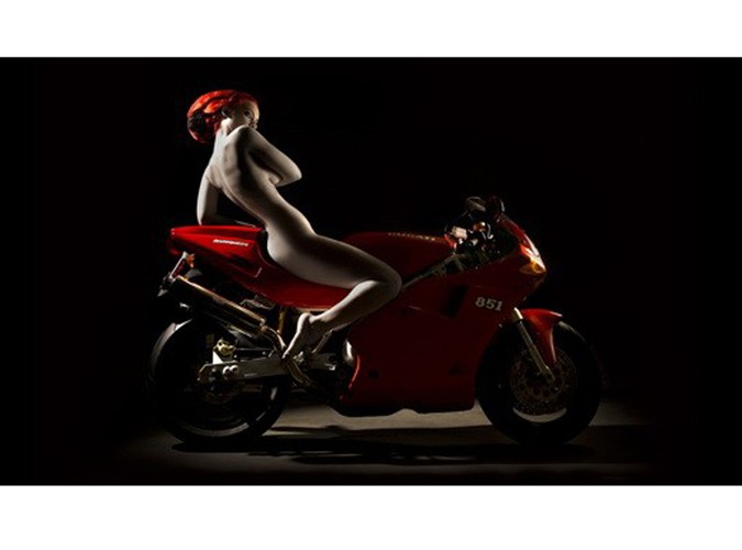 Naga kobieta i Ducati. Autorką zdjęć jest młoda artystka fotografii, Elizabeth Raab - jej specjalnością są kreatywne portrety. Ze zdjęć wykonanych jej ręką biją silne emocje. Fotografie, które możecie obejrzeć w naszej galerii można kupić w większych rozmiarach na stronie Ducati Art.