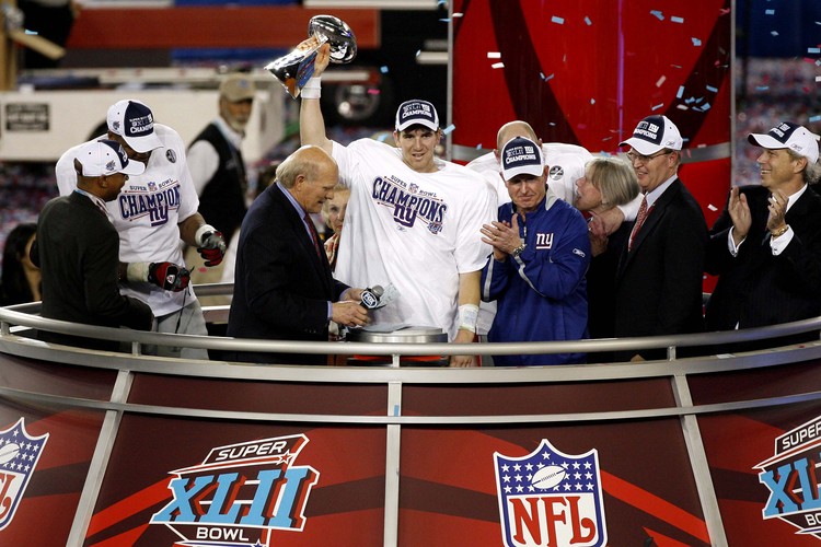 <b>Miejsce 4. Super Bowl - futbol amerykański</b>
<br>
Nagroda: 15,5 milionów dolarów
<br><br>
Co roku miliony Amerykanów zasiadają przed telewizorem, aby oglądać finał najpopularniejszych rozgrywek sportowych w USA. W tym samym czasie zawodnicy na boisku walczą nie tylko o nieśmiertelną sławę, ale również o ponad 15 milionów dolarów nagrody.