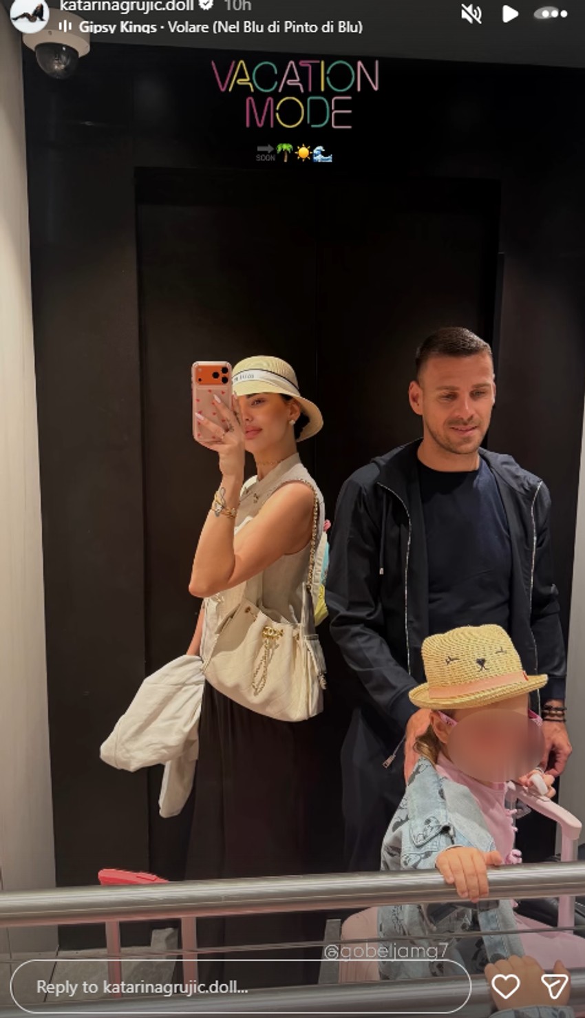 Kaća Grujić sa ćerkom i mužem