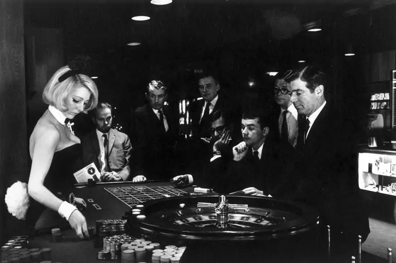 Krupierka rozgrywa grę w ruletkę w londyńskim kasynie Playboy Club / David Cairns, Getty Images