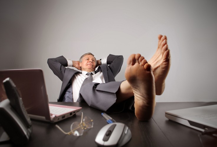 Osoby toksyczne często są intelektualnie leniwe. Zamiast brać pod uwagę różne perspektywy i niuanse, wolą generalizować w każdym obszarze, którego dotkniesz. Z czasem odnosisz wrażenie, że wszystko co powiesz, i tak nie ma znaczenia, bo jest niezgodne z wizją manipulatora.  Tak stosowane generalizacje mają na celu unieważnienie tych doświadczeń, które nie pasują do założeń i uprzedzeń toksycznej osoby. Poza tym dzięki generalizacjom łatwiej utrzymać manipulatorowi status quo. <br><br>
Aby rozbroić bombę generalizacji, warto sobie uświadomić, że rzeczywistość nie jest czarno-biała, a generalizacje taki właśnie pozór stwarzają. W gruncie rzeczy generalizacje są jedną z wielu perspektyw, które można odnaleźć w rzeczywistości, a które ktoś próbuje narzucić innym jako jedną obowiązującą wersję.