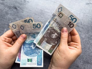 Trzynastki w urzędach i szkołach. Sprawdź, komu przysługują, w jakiej wysokości i kiedy będą wypłacane