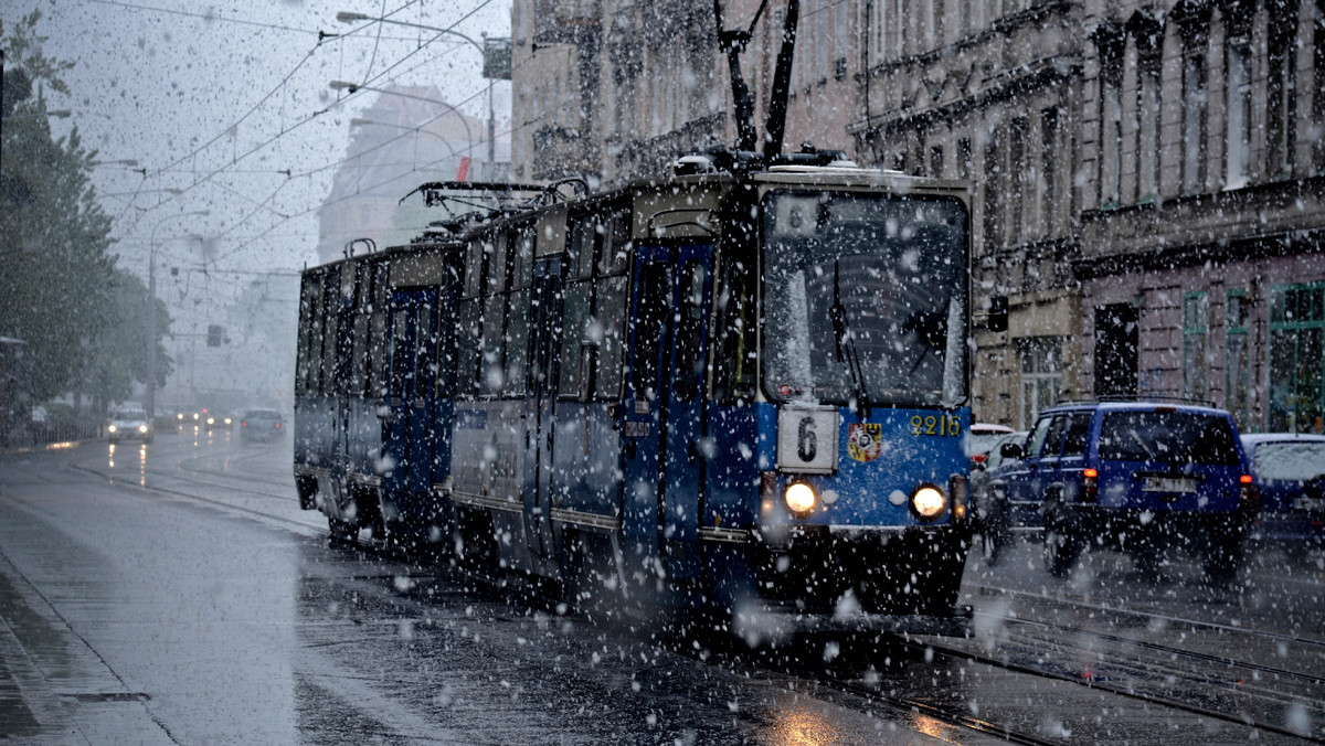 Kilka centymetrów śniegu spadło w Jeleniej Górze (Dolnośląskie) i wciąż pada. W samych górach śniegu spadło jeszcze więcej. Śnieg pada też we Wrocławiu, Legnicy czy Lubinie. Z powodu intensywnych opadów w kilku miejscach regionu panują trudne warunki. Kilkadziesiąt tysięcy mieszkańców rejonu nie ma prądu - informuje TVN24. Problemy mają również pasażerowie PKP.