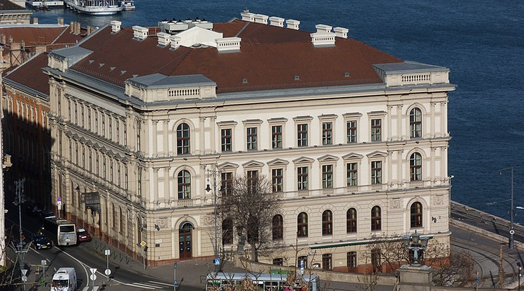 A Lánchíd Palota Budapest egyik legpatinásabb épülete /Fotó: Wikipedia