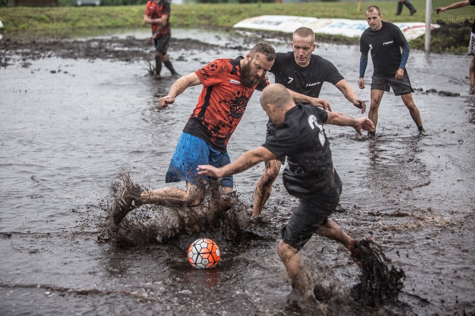 Błotna Liga Mistrzów nad zalewem w Korycinie, woj. podlaskie