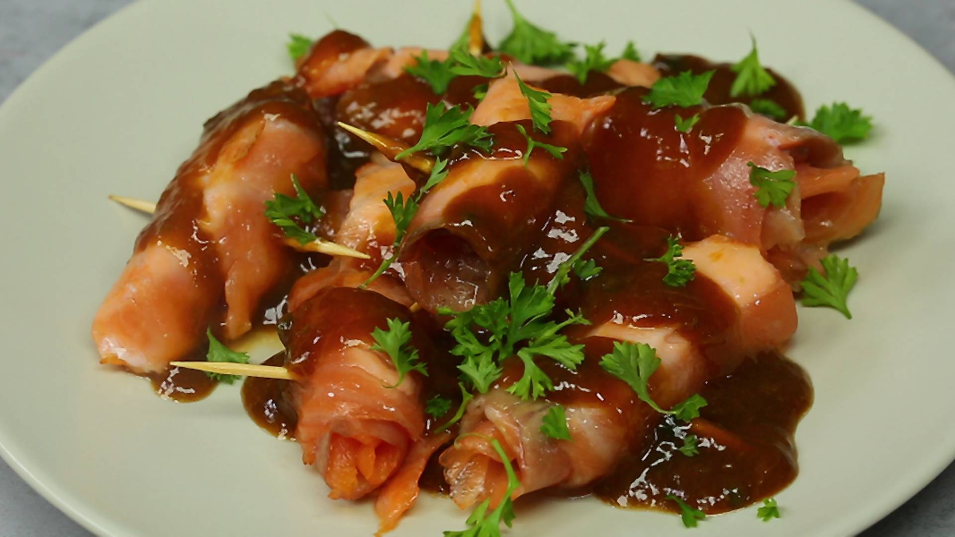 Rýchla chuťovka k filmu: Priprav pikantné lososové jednohubky s marhuľovým džemom