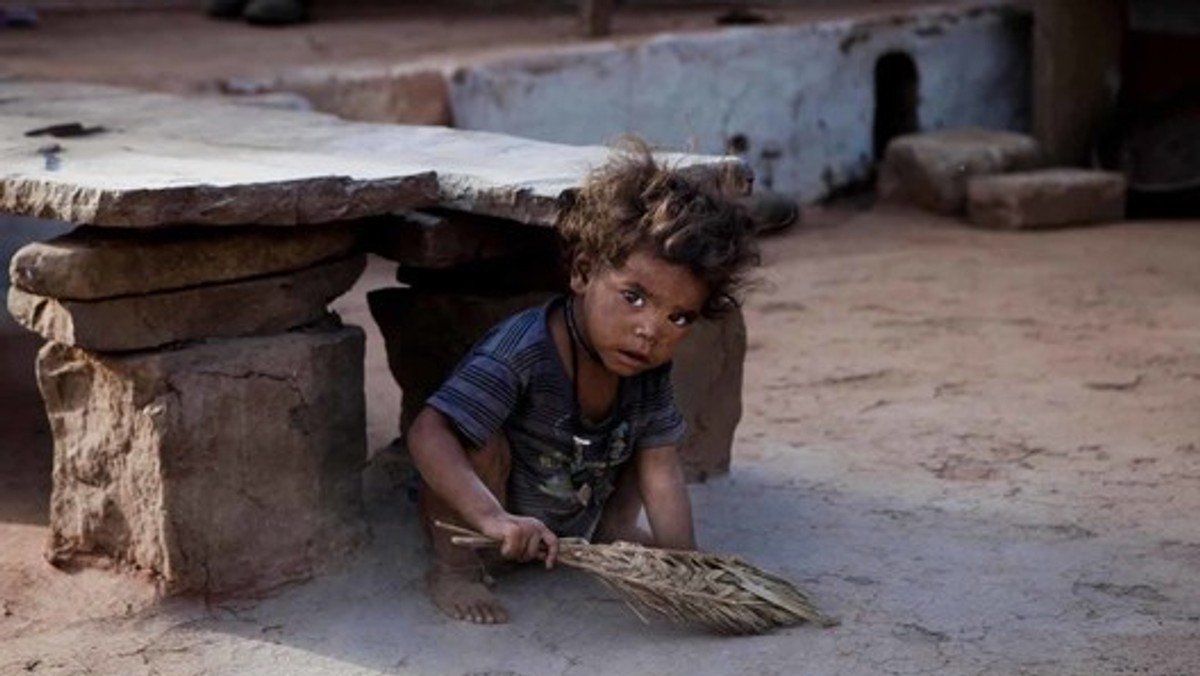 Z okazji obchodzonego dziś Międzynarodowego Dnia Walki z Ubóstwem UNICEF przypomina, że dzieci są ponad dwa razy częściej narażone na życie w skrajnym ubóstwie niż osoby dorosłe.