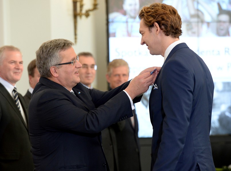 Dziewięciu mistrzów świata w siatkówce odebrało z rąk prezydenta odznaczenia państwowe. Uhonorowani zostali także francuscy trenerzy Stephane Antiga i Philippe Blain oraz członkowie sztabu szkoleniowo-medycznego. Czytaj także: Żółtodziób ojcem sukcesu polskich siatkarzy. Stephane Antiga na starcie zdobył złoto