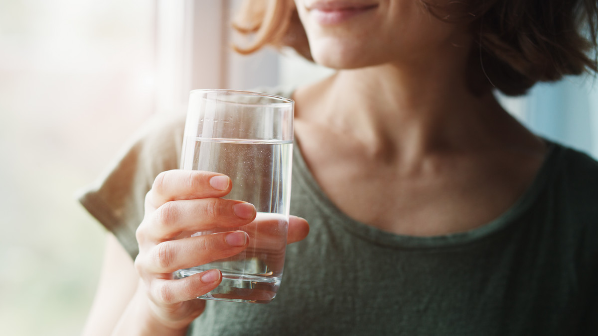 W gorące dni łatwo o odwodnienie. Chociaż picie czystej wody to absolutna podstawa, możesz dać swojemu organizmowi pić także na kilka innych sposobów. Przeczytaj, jakie nawyki wprowadzić latem do swojej codzienności, żeby zadbać o dobre nawodnienie, ale i uniknąć negatywnych skutków wysokich temperatur i słońca.