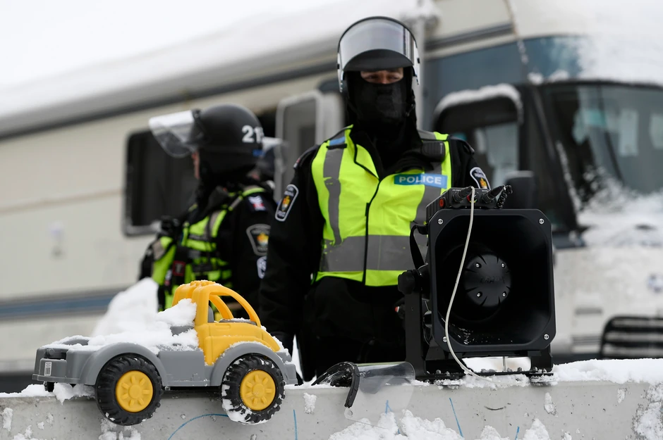 Kanadski policajac sa zvučnim topom korišćenim u Otavi na razbijanju antivakserskih demonstracija 2022. godine