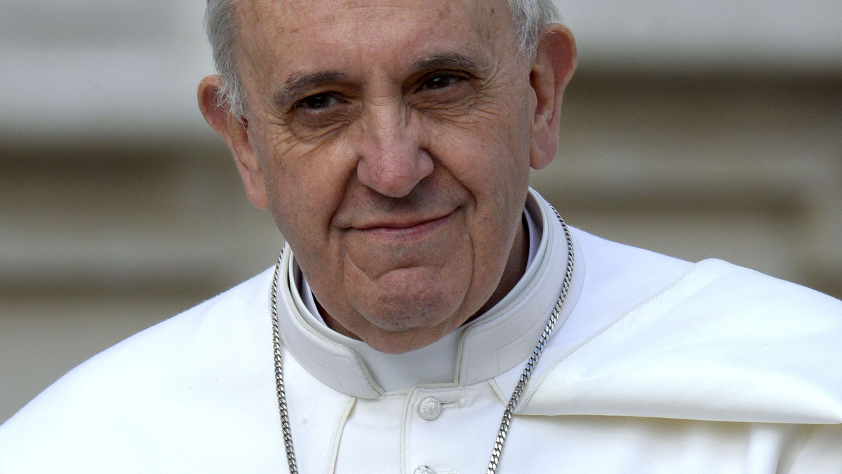 Są pierwsze informacje po operacji, której poddał się papież Franciszek. Zdaniem lekarzy "papież dobrze zniósł zabieg chirurgiczny przeprowadzony w narkozie".