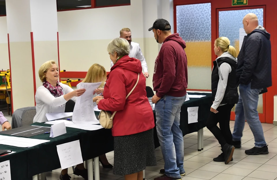 Głosowanie w jednym z lokali wyborczych w Szczecinie