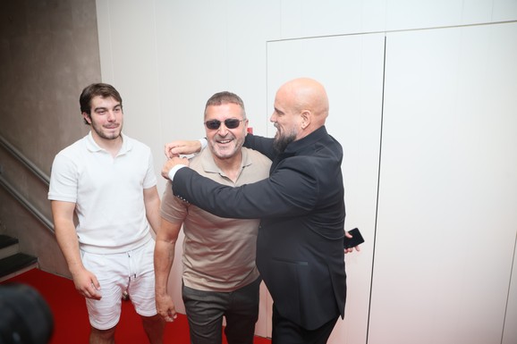 ĐOLE ĐOGANI U JAVNOSTI SA SINOM "Možda mi Adriano postane MENADŽER", Boban Rajović okupio poznate: Tu su i Žika Jakšić i Olja Karleuša sa mužem! Jednog pevača DUGO NISMO VIDELI (VIDEO)