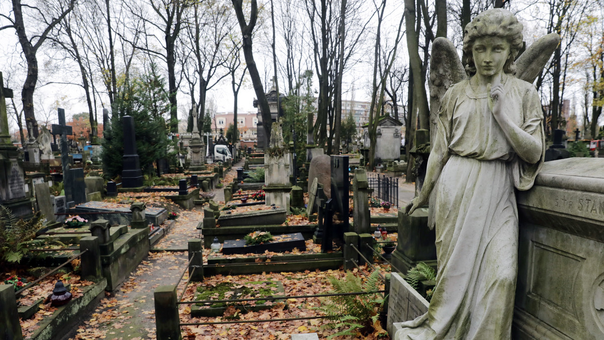 Od 28 do 30 października oraz w dniu Wszystkich Świętych w pobliżu warszawskich nekropolii priorytet będzie miała komunikacja miejska, ulice przy cmentarzach zostaną wyłączone z ruchu, a w ich pobliżu powstaną parkingi.