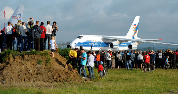 Zdjęcie archiwalne: Jasionka (woj. podkarpackie), 25.07.2011. Drugi co do wielkości samolot transportowy na świecie An-124 Rusłan wylądował na lotnisku w Jasionce.
